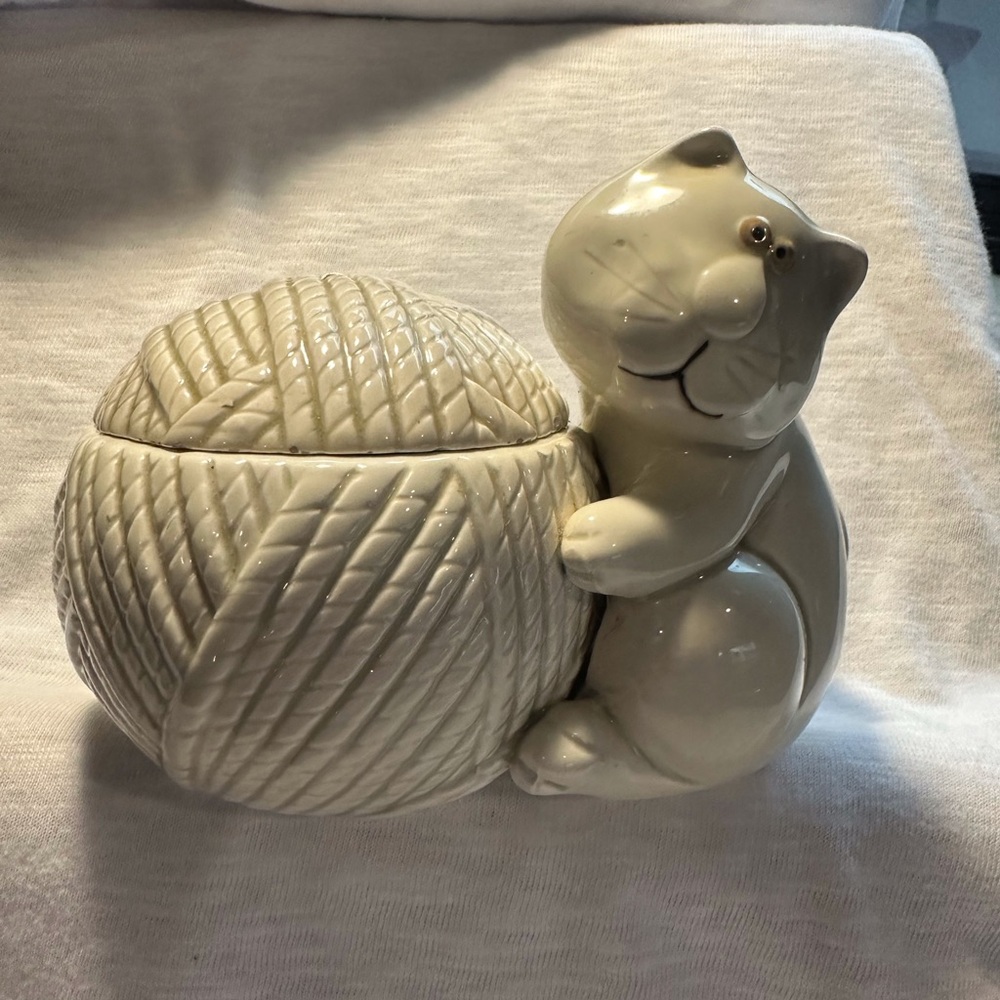 Charming Cream Cat Yarn Ball Sculpture